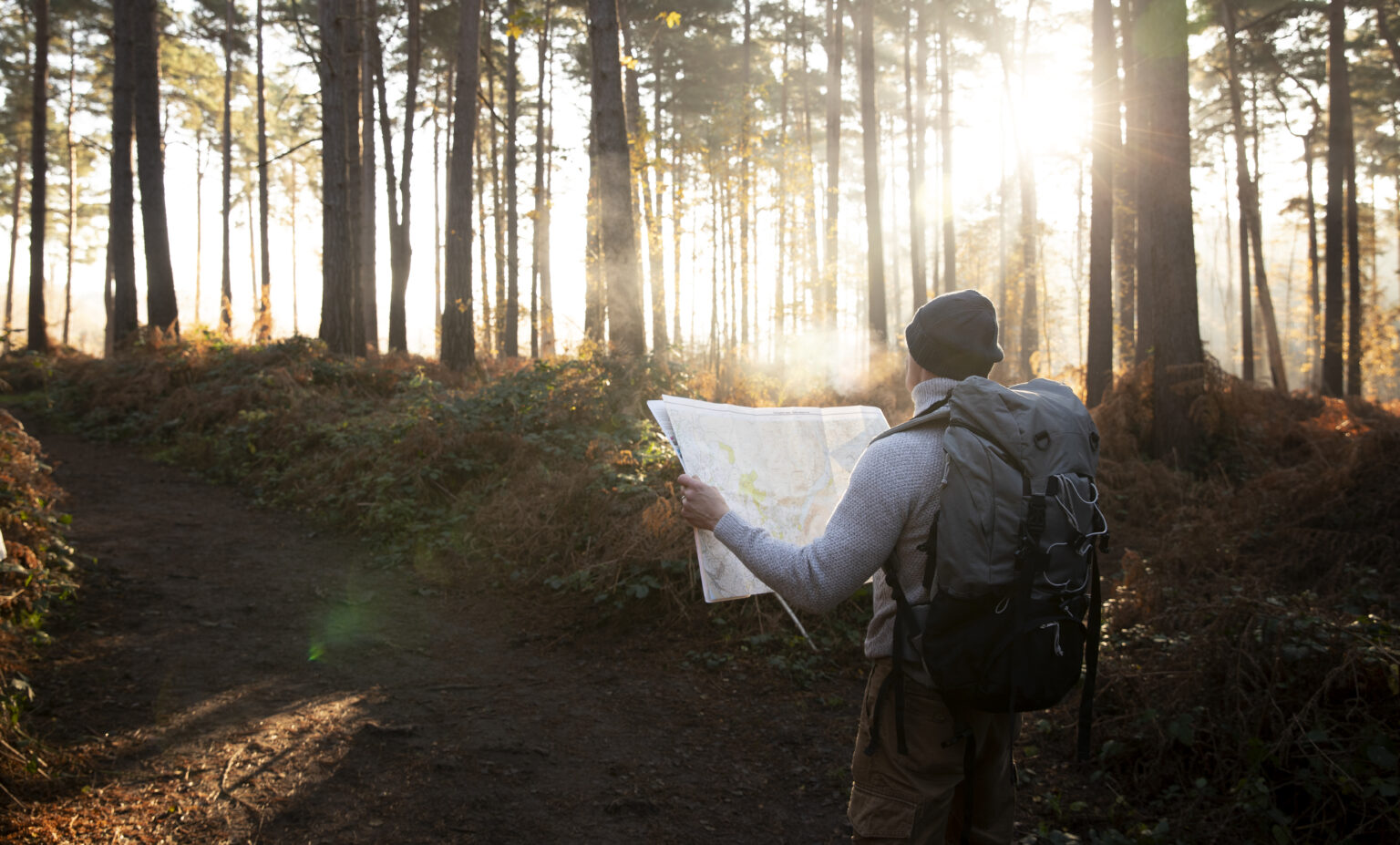 hombre-de-tiro-medio-explorando-con-mapa